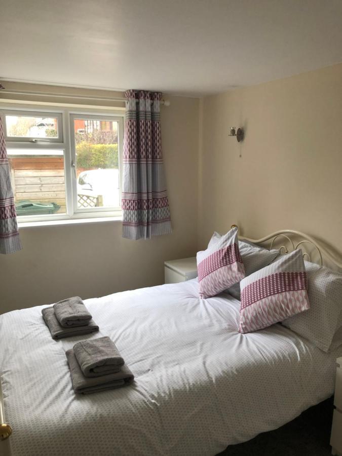 9 Bromleys Court Villa Чърч Стретън Екстериор снимка